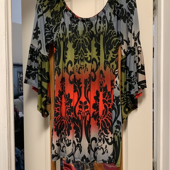 Chico stretch multi color tunic with beautiful bell sleeves. - Picture 4 of 5